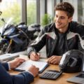 découvrez nos astuces et conseils pour que les jeunes conducteurs puissent payer moins cher leur assurance moto tout en bénéficiant d'une couverture adaptée.