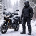 découvrez l'équipement moto indispensable pour rouler en hiver en toute sécurité et confort. protégez-vous du froid, de la pluie et du vent avec nos conseils essentiels.