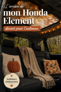Intérieur d'une Honda Element décorée pour l'automne avec des accessoires chaleureux