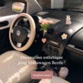 Intérieur stylisé d'une Volkswagen Coccinelle avec décoration esthétique.