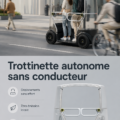 Un scooter autonome garé dans une rue animée de la ville, illustrant la mobilité moderne.
