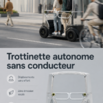 Un scooter autonome garé dans une rue animée de la ville, illustrant la mobilité moderne.