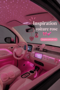 Une voiture rose éclatante sur une route ensoleillée, prêt à attirer les regards.