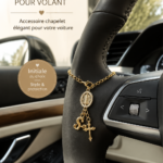 Accessoire de volant avec rosaires personnalisé dans une voiture