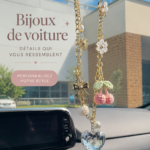 Un assortiment de bijoux en forme de voiture, incluant colliers et bracelets, présenté de manière élégante.