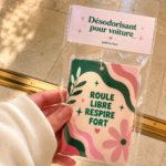 Brume parfumée Urban Outfitters sur une étagère décorative dans un salon chaleureux