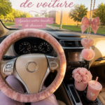 Intérieur de voiture décoré avec des accessoires modernes et colorés.