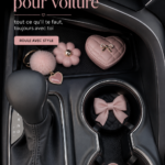 Voiture décorée avec des accessoires girly colorés et modernes.