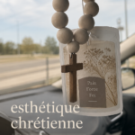 Une voiture stylée avec des emblèmes chrétiens symbolisant l'esthétique automobile chrétienne.