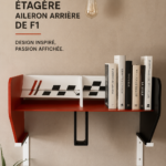 Étagère au design inspiré par la Formule 1 dans un intérieur moderne.