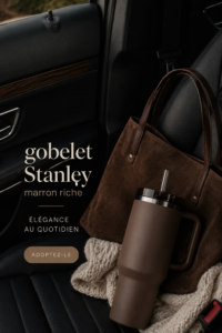 Gobelet en acier brun sur une table en bois avec une boisson chaude