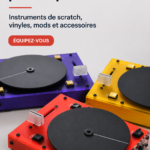 Une platine vinyle avec des accessoires de portablism sur une table
