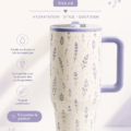 Tasse de thé fumant sur une table bien dressée pour célébrer la Journée Internationale du Thé