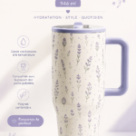 Tasse de thé fumant sur une table bien dressée pour célébrer la Journée Internationale du Thé