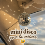 Lumières disco colorées illuminant l'intérieur d'une voiture.