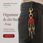 Un studio élégamment organisé avec des meubles multifonctionnels et une décoration chaleureuse.