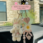 Pendentif décoratif accroché à un miroir de voiture, ajoutant une touche personnelle et élégante.