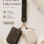 Porte-clé Lulu coloré sur une table en bois