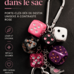 Porte-clés tendance avec dés et design rose sur fond neutre