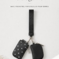 Un pouch wristlet élégant sur fond neutre, soulignant son design pratique et chic.