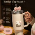 Tasse Stanley posée sur une table en bois, remplie de café chaud.