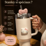Tasse Stanley posée sur une table en bois, remplie de café chaud.
