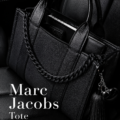 Sac tote Marc Jacobs sur une table, prêt à être utilisé pour une sortie chic