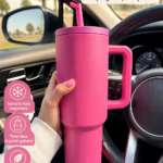 Tumbler HydroJug Traveler avec paille de couleur moderne sur fond neutre.