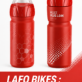 Vélo haut de gamme avec cadre en carbone et accessoires élégants, prêt pour l'aventure.