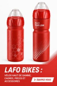 Vélo haut de gamme avec cadre en carbone et accessoires élégants, prêt pour l'aventure.