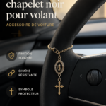 Chapelet noir élégant accroché à un volant de voiture, ajoutant une touche personnelle.
