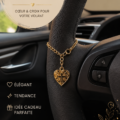 Charmant accessoire en forme de cœur accroché au volant d'une voiture, illustrant la personnalisation automobile.
