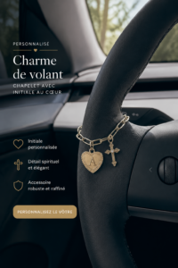 Charmes de volant personnalisés en cuir et métal, présentés dans un intérieur de voiture élégant.