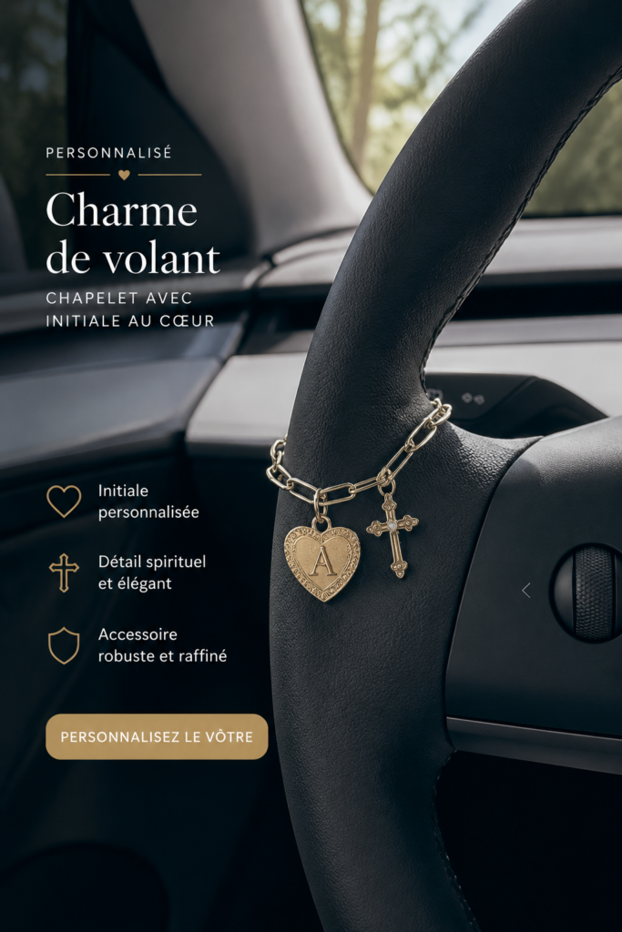 Charmes de volant personnalisés en cuir et métal, présentés dans un intérieur de voiture élégant.
