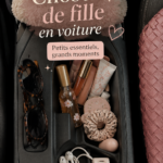Femme souriante à côté de sa voiture équipée d'accessoires pratiques et stylés.