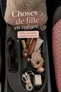 Femme souriante à côté de sa voiture équipée d'accessoires pratiques et stylés.