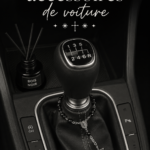 Des accessoires de voiture variés en exposition, allant des supports de téléphone aux housses de siège colorées.