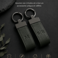 Un porte-clés en cuir personnalisé avec des initiales gravées, parfait pour un cadeau unique.