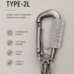 Carabiner Type-2L de DSPTCH en gris, suspendu à un sac à dos.