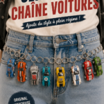 Un mécanicien montrant comment fonctionne une chaîne de distribution automobile.
