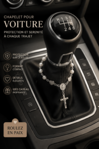 Chapelet de voiture accroché au rétroviseur, apportant une touche spirituelle.