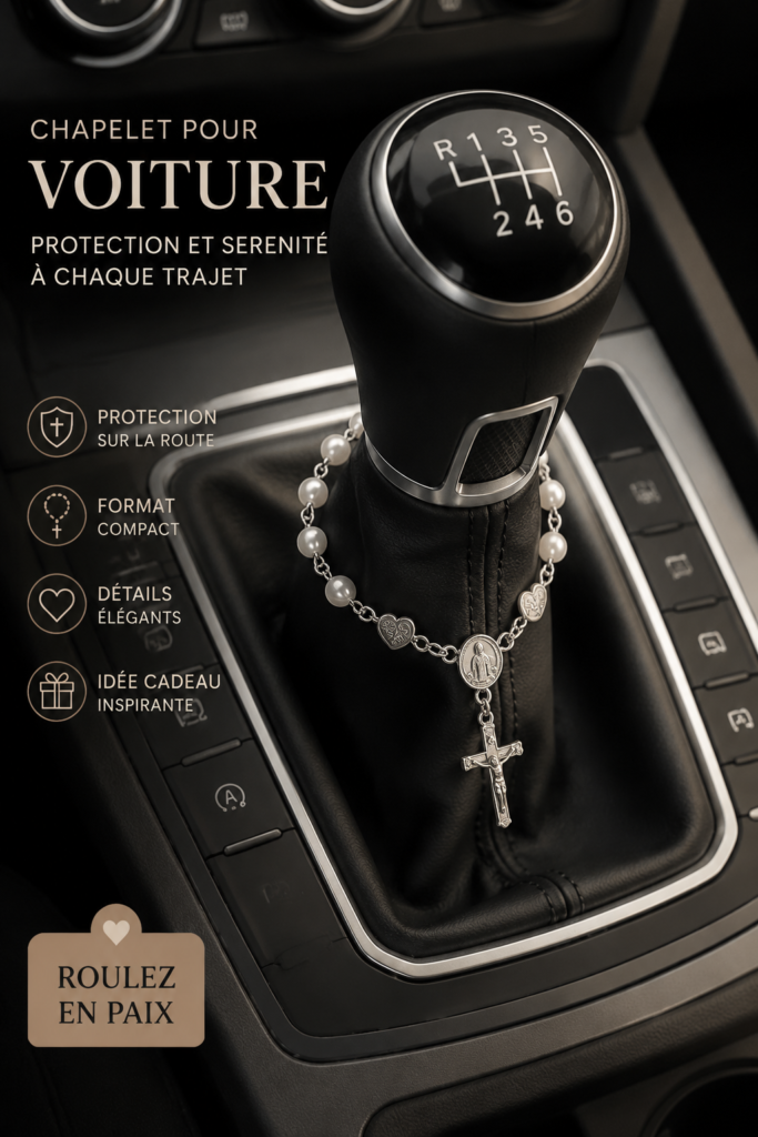 Chapelet de voiture accroché au rétroviseur, apportant une touche spirituelle.