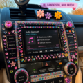 Femme appréciant sa nouvelle radio à la maison dans une ambiance chaleureuse.