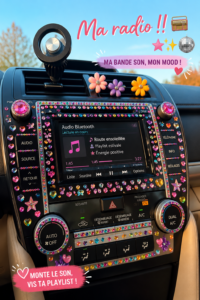 Femme appréciant sa nouvelle radio à la maison dans une ambiance chaleureuse.
