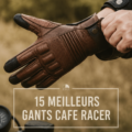 Gants café racer élégants posés sur un moteur de moto