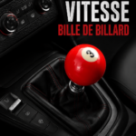 Manette de piscine colorée transformant l'intérieur d'une voiture