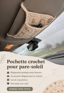 Porte-lunettes en crochet sur un tableau avec fournitures de couture.