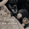 Femme admirant son automobile bien personnalisée avec des accessoires colorés et modernes