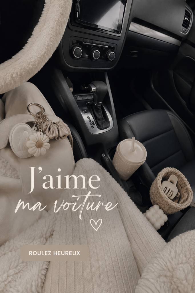 Femme admirant son automobile bien personnalisée avec des accessoires colorés et modernes