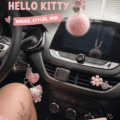 Une voiture décorée avec des accessoires Hello Kitty, mettant en avant un style mignon et coloré.